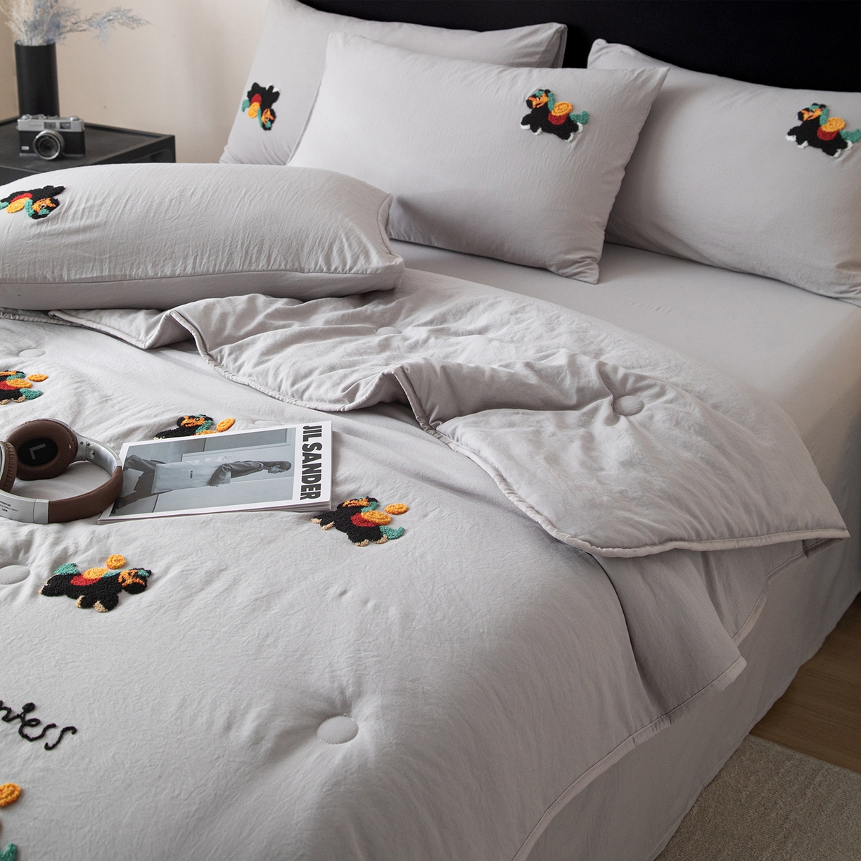 91家纺网 家纺一手货源 找家纺 遇见家居生活馆 2026新款水洗棉毛巾绣夏被四件套-艾拉 艾拉-小马山灰