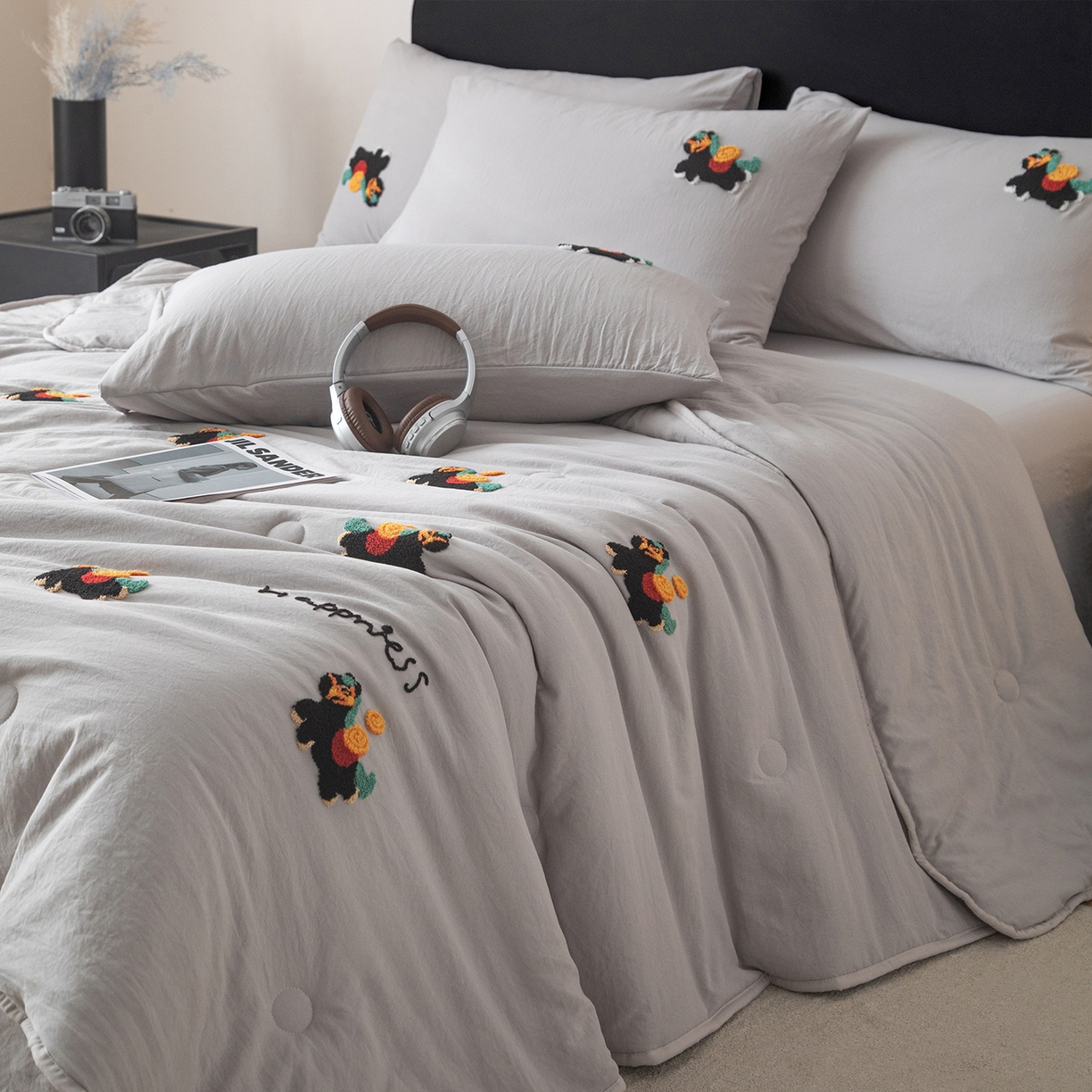 91家纺网 家纺一手货源 找家纺 遇见家居生活馆 2026新款水洗棉毛巾绣夏被四件套-艾拉 艾拉-小马山灰