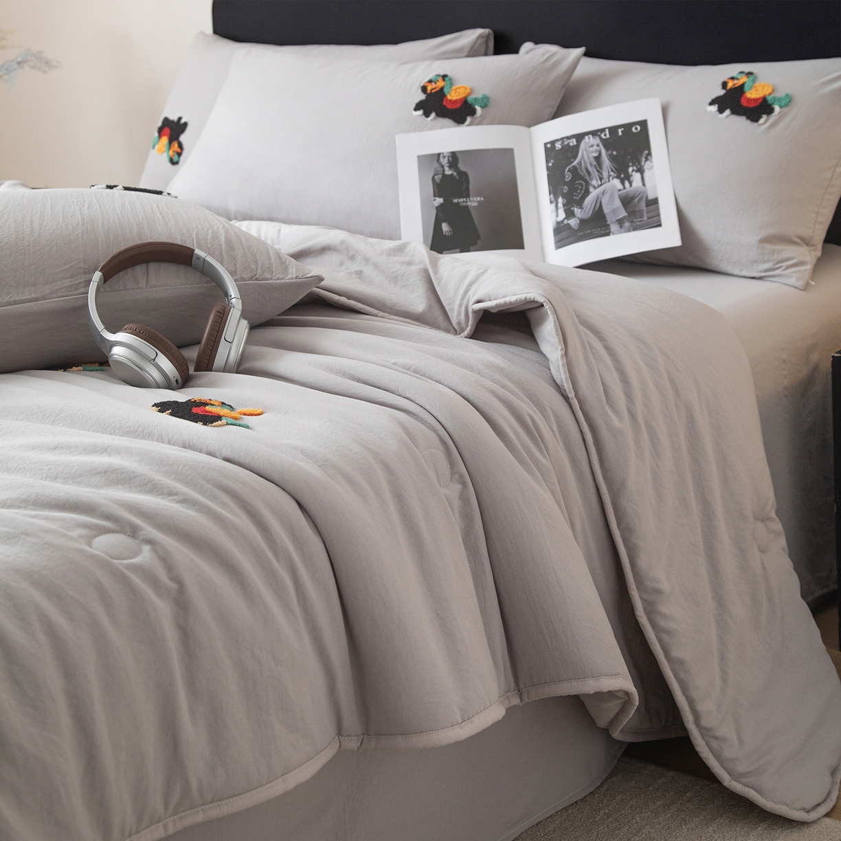 91家纺网 家纺一手货源 找家纺 遇见家居生活馆 2026新款水洗棉毛巾绣夏被四件套-艾拉 艾拉-小马山灰