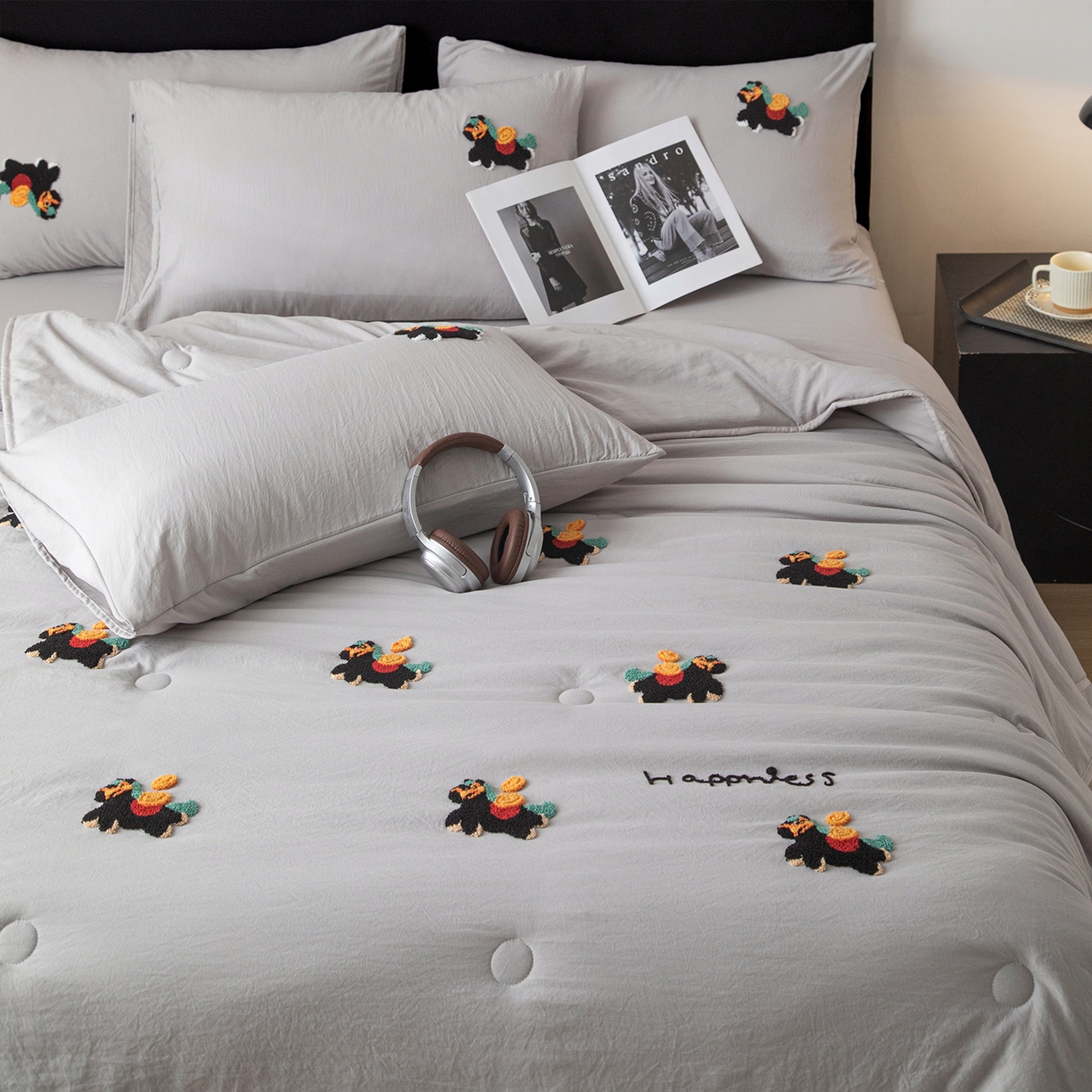 91家纺网 家纺一手货源 找家纺 遇见家居生活馆 2026新款水洗棉毛巾绣夏被四件套-艾拉 艾拉-小马山灰