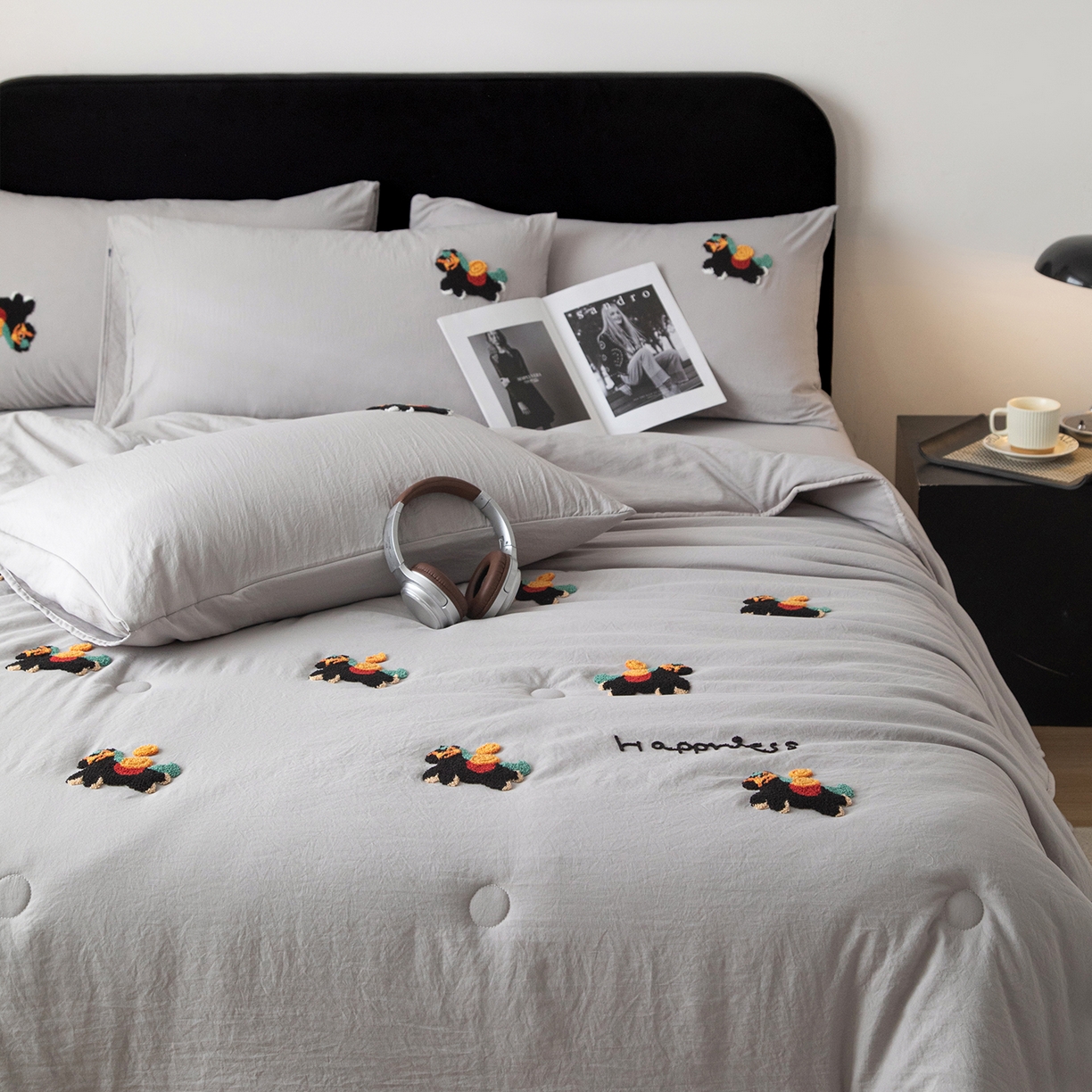 91家纺网 家纺一手货源 找家纺 遇见家居生活馆 2026新款水洗棉毛巾绣夏被四件套-艾拉 艾拉-小马山灰