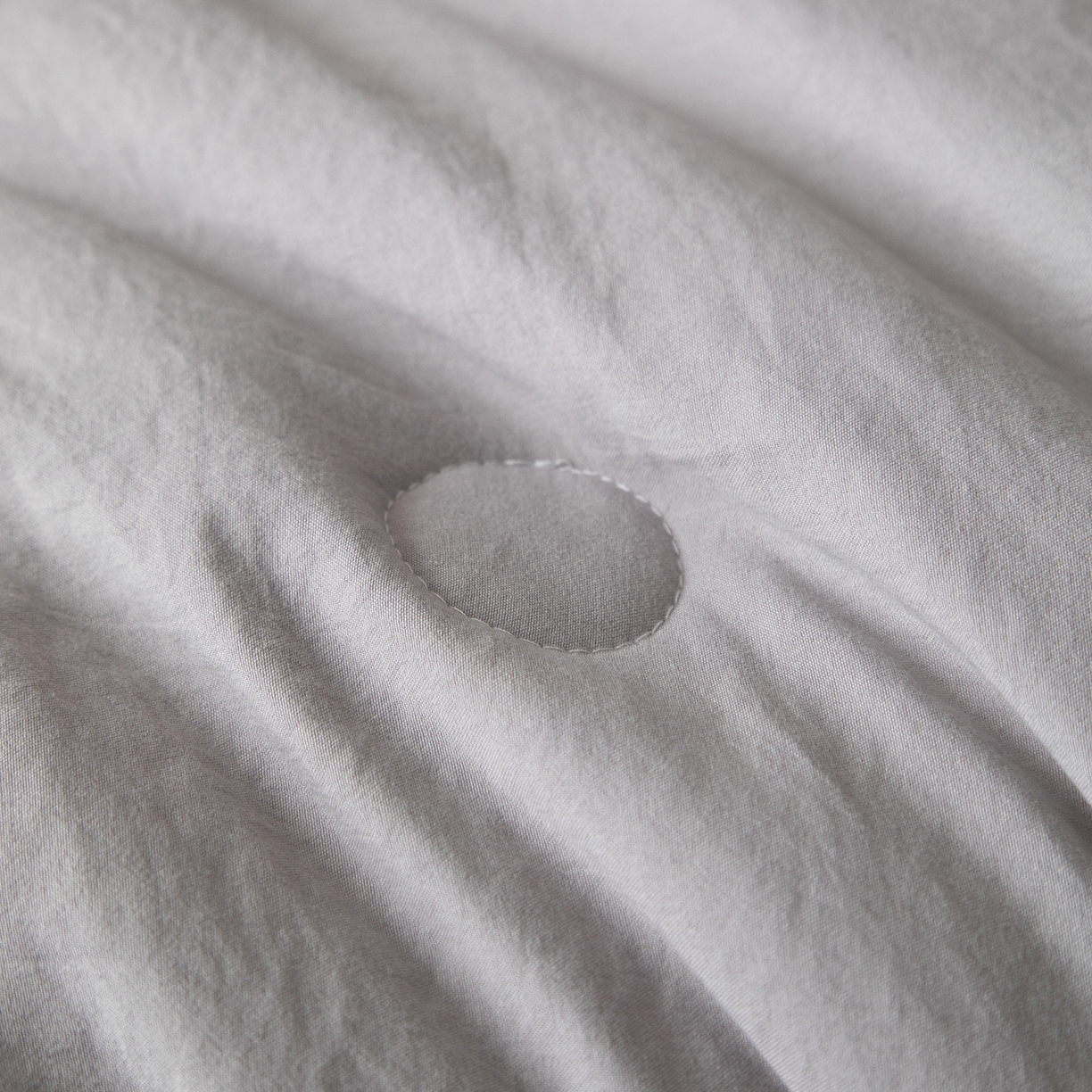 91家纺网 家纺一手货源 找家纺 遇见家居生活馆 2026新款水洗棉毛巾绣夏被四件套-艾拉 艾拉-小马山灰