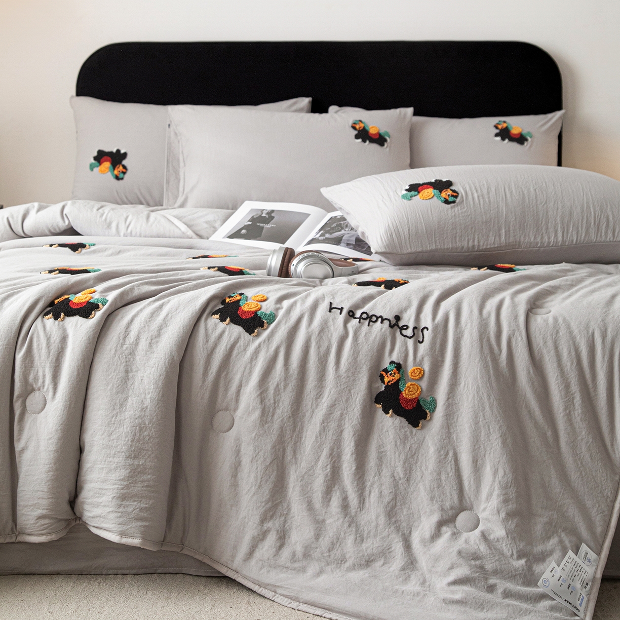 91家纺网 家纺一手货源 找家纺 遇见家居生活馆 2026新款水洗棉毛巾绣夏被四件套-艾拉 艾拉-小马山灰