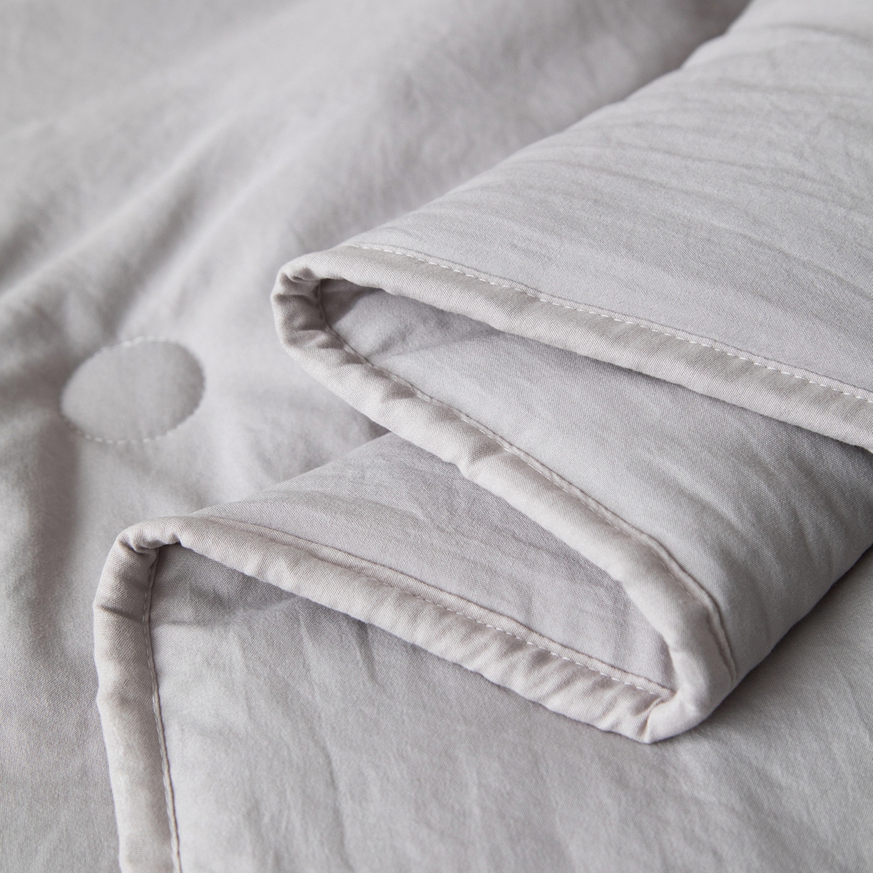 91家纺网 家纺一手货源 找家纺 遇见家居生活馆 2026新款水洗棉毛巾绣夏被四件套-艾拉 艾拉-小马山灰