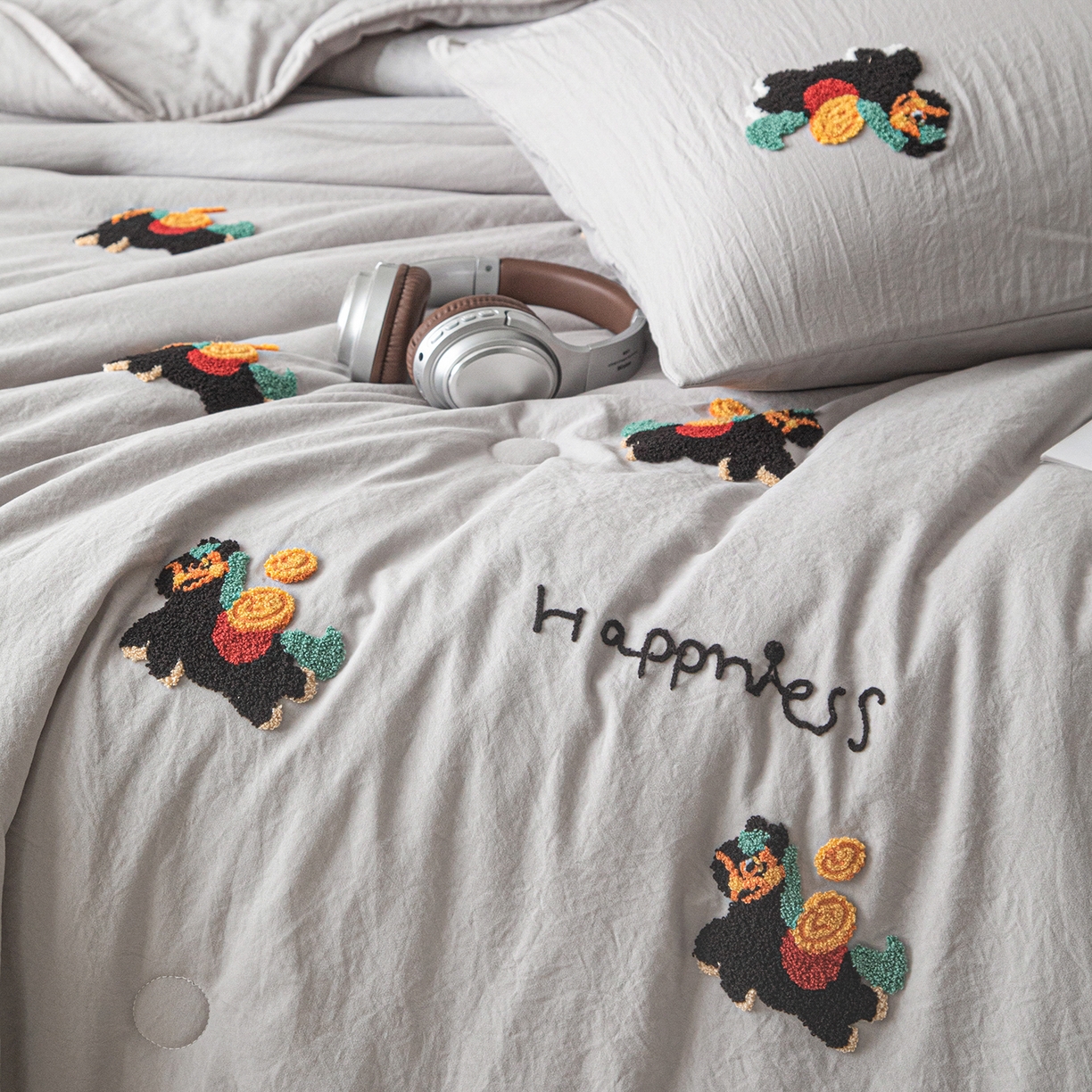 91家纺网 家纺一手货源 找家纺 遇见家居生活馆 2026新款水洗棉毛巾绣夏被四件套-艾拉 艾拉-小马山灰