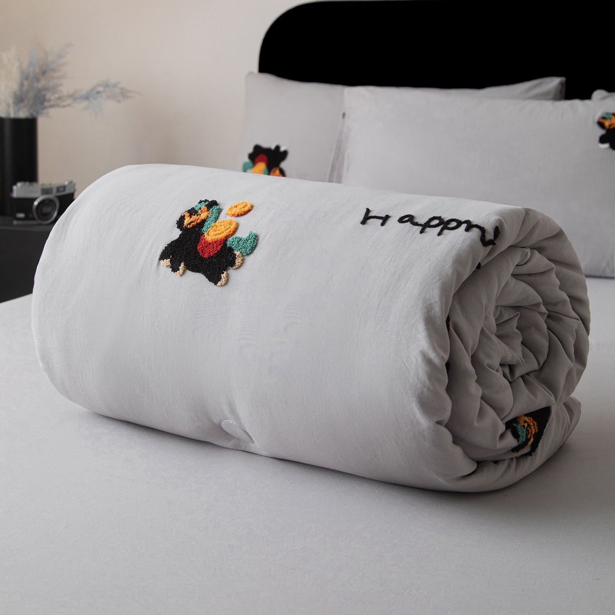 91家纺网 家纺一手货源 找家纺 遇见家居生活馆 2026新款水洗棉毛巾绣夏被四件套-艾拉 艾拉-小马山灰