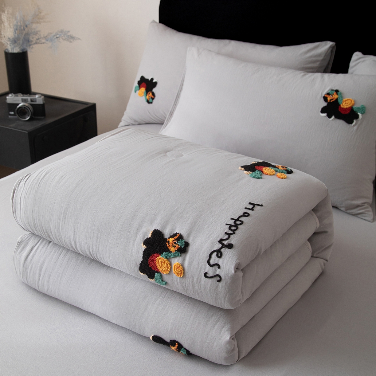 91家纺网 家纺一手货源 找家纺 遇见家居生活馆 2026新款水洗棉毛巾绣夏被四件套-艾拉 艾拉-小马山灰