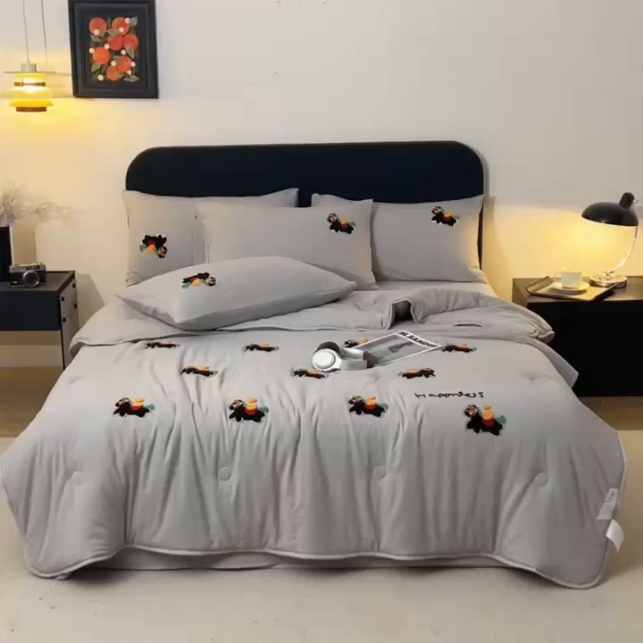 91家纺网 家纺一手货源 找家纺 遇见家居生活馆 2026新款水洗棉毛巾绣夏被四件套-艾拉 艾拉-小马山灰