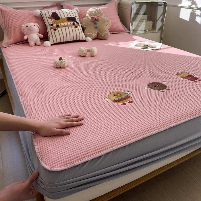 91家纺网 家纺一手货源 找家纺 莱家富 2026新款A类乙纶冰豆豆凉席冰丝席-华夫格绣花床笠 可可喵派