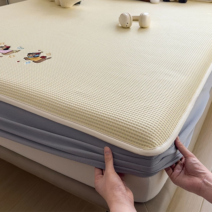 91家纺网 家纺一手货源 找家纺 莱家富 2026新款A类乙纶冰豆豆凉席冰丝席-华夫格绣花床笠 趣味腊肠狗