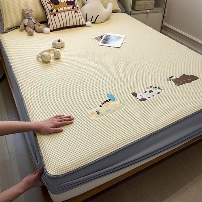 91家纺网 家纺一手货源 找家纺 莱家富 2026新款A类乙纶冰豆豆凉席冰丝席-华夫格绣花床笠 懒懒小憩