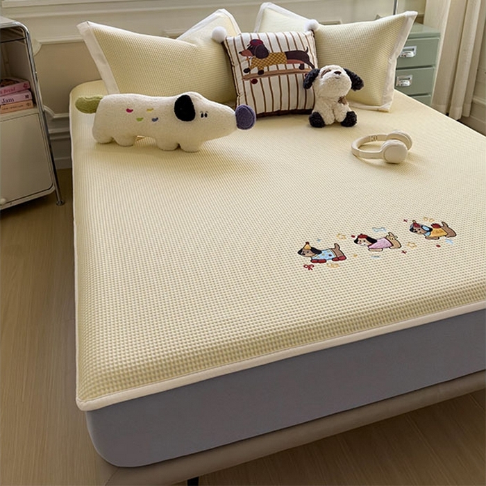 91家纺网 家纺一手货源 找家纺 莱家富 2026新款A类乙纶冰豆豆凉席冰丝席-华夫格绣花床笠 趣味腊肠狗