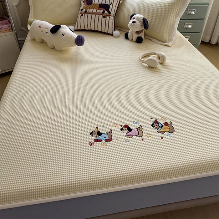 91家纺网 家纺一手货源 找家纺 莱家富 2026新款A类乙纶冰豆豆凉席冰丝席-华夫格绣花床笠 趣味腊肠狗