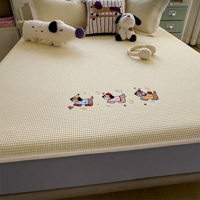 91家纺网 家纺一手货源 找家纺 莱家富 2026新款A类乙纶冰豆豆凉席冰丝席-华夫格绣花床笠 趣味腊肠狗