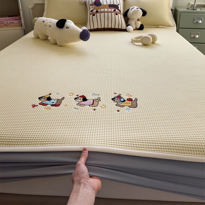 91家纺网 家纺一手货源 找家纺 莱家富 2026新款A类乙纶冰豆豆凉席冰丝席-华夫格绣花床笠 趣味腊肠狗