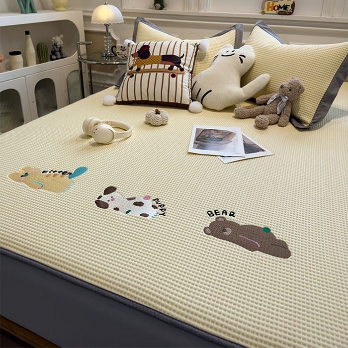 91家纺网 家纺一手货源 找家纺 莱家富 2026新款A类乙纶冰豆豆凉席冰丝席-华夫格绣花床笠 懒懒小憩