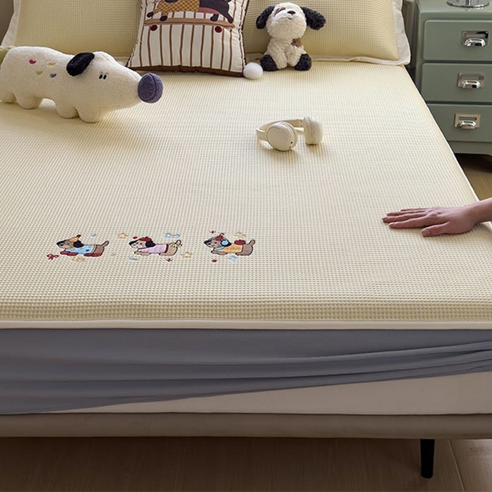 91家纺网 家纺一手货源 找家纺 莱家富 2026新款A类乙纶冰豆豆凉席冰丝席-华夫格绣花床笠 趣味腊肠狗