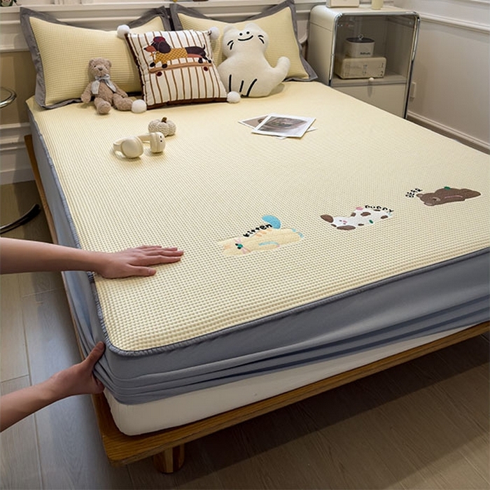 91家纺网 家纺一手货源 找家纺 莱家富 2026新款A类乙纶冰豆豆凉席冰丝席-华夫格绣花床笠 懒懒小憩