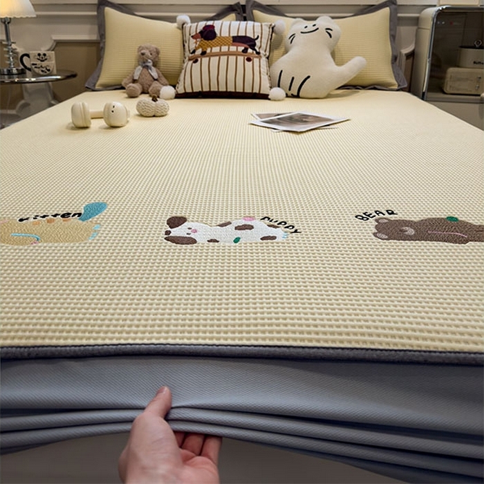 91家纺网 家纺一手货源 找家纺 莱家富 2026新款A类乙纶冰豆豆凉席冰丝席-华夫格绣花床笠 懒懒小憩