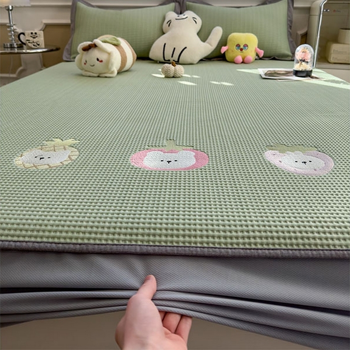 91家纺网 家纺一手货源 找家纺 莱家富 2026新款A类乙纶冰豆豆凉席冰丝席-华夫格绣花床笠 奶冻喵-果绿