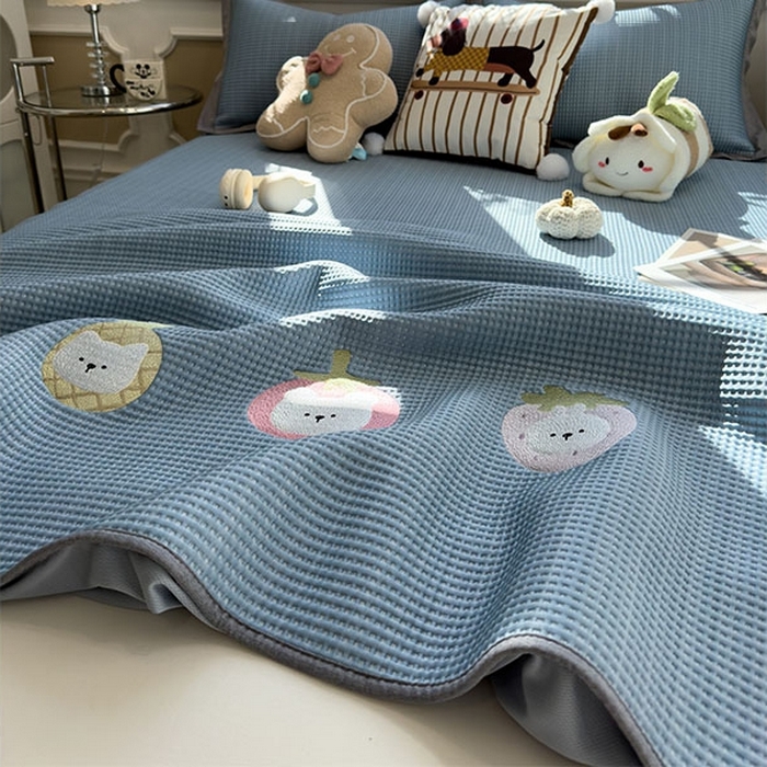 91家纺网 家纺一手货源 找家纺 莱家富 2026新款A类乙纶冰豆豆凉席冰丝席-华夫格绣花床笠 奶冻喵-蓝