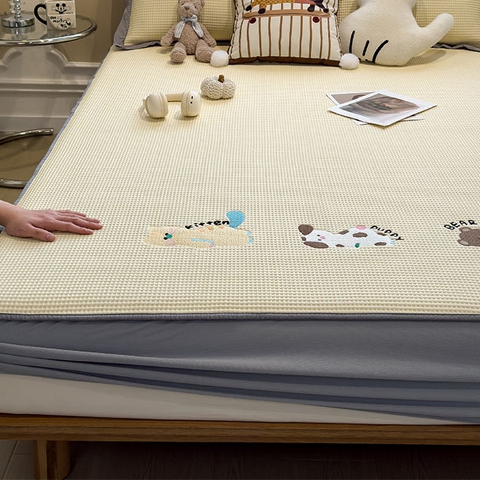 91家纺网 家纺一手货源 找家纺 莱家富 2026新款A类乙纶冰豆豆凉席冰丝席-华夫格绣花床笠 懒懒小憩