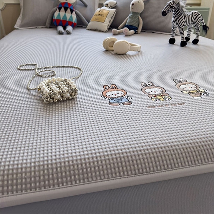 91家纺网 家纺一手货源 找家纺 莱家富 2026新款A类乙纶冰豆豆凉席冰丝席-华夫格绣花床笠 兔免星人