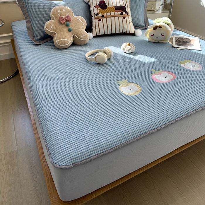 91家纺网 家纺一手货源 找家纺 莱家富 2026新款A类乙纶冰豆豆凉席冰丝席-华夫格绣花床笠 奶冻喵-蓝