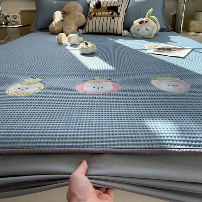 91家纺网 家纺一手货源 找家纺 莱家富 2026新款A类乙纶冰豆豆凉席冰丝席-华夫格绣花床笠 奶冻喵-蓝