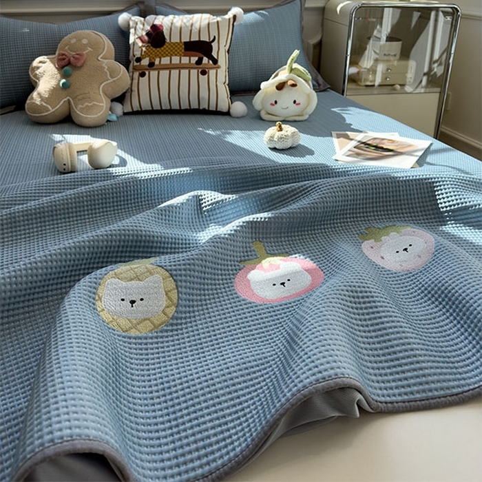 91家纺网 家纺一手货源 找家纺 莱家富 2026新款A类乙纶冰豆豆凉席冰丝席-华夫格绣花床笠 奶冻喵-蓝