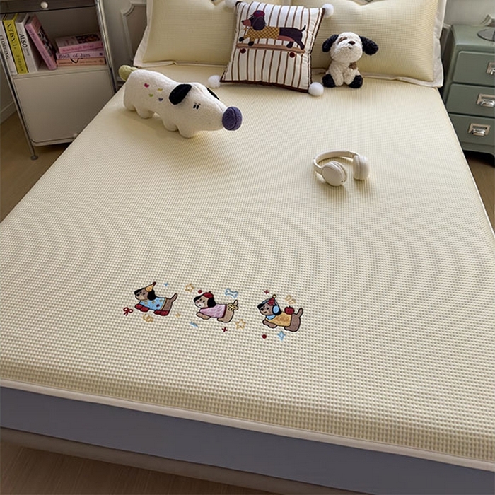 91家纺网 家纺一手货源 找家纺 莱家富 2026新款A类乙纶冰豆豆凉席冰丝席-华夫格绣花床笠 趣味腊肠狗