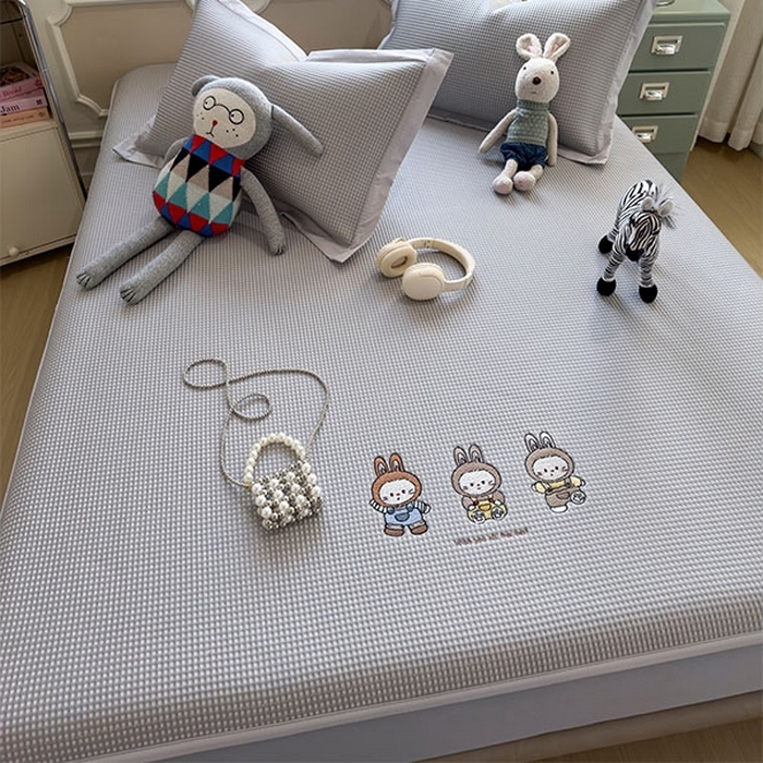 91家纺网 家纺一手货源 找家纺 莱家富 2026新款A类乙纶冰豆豆凉席冰丝席-华夫格绣花床笠 兔免星人