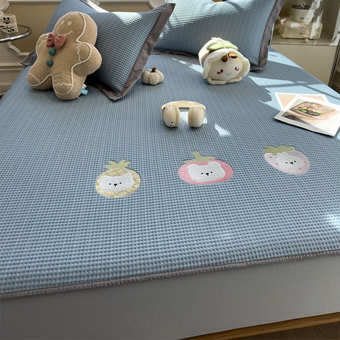 91家纺网 家纺一手货源 找家纺 莱家富 2026新款A类乙纶冰豆豆凉席冰丝席-华夫格绣花床笠 奶冻喵-蓝