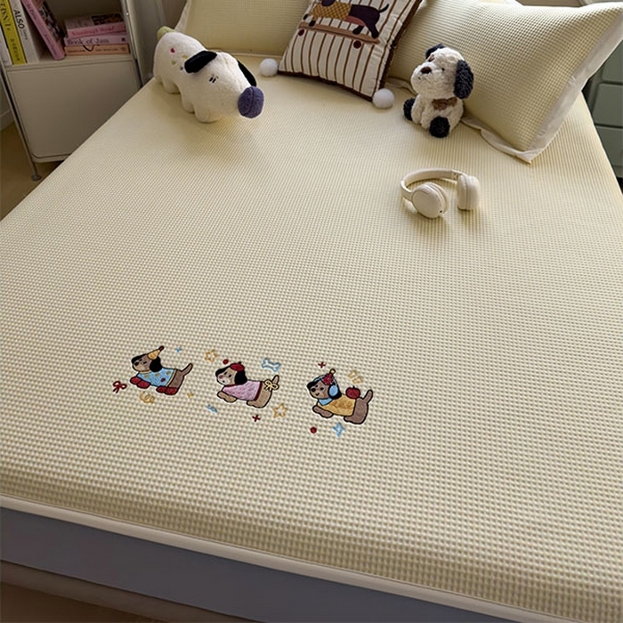 91家纺网 家纺一手货源 找家纺 莱家富 2026新款A类乙纶冰豆豆凉席冰丝席-华夫格绣花床笠 趣味腊肠狗