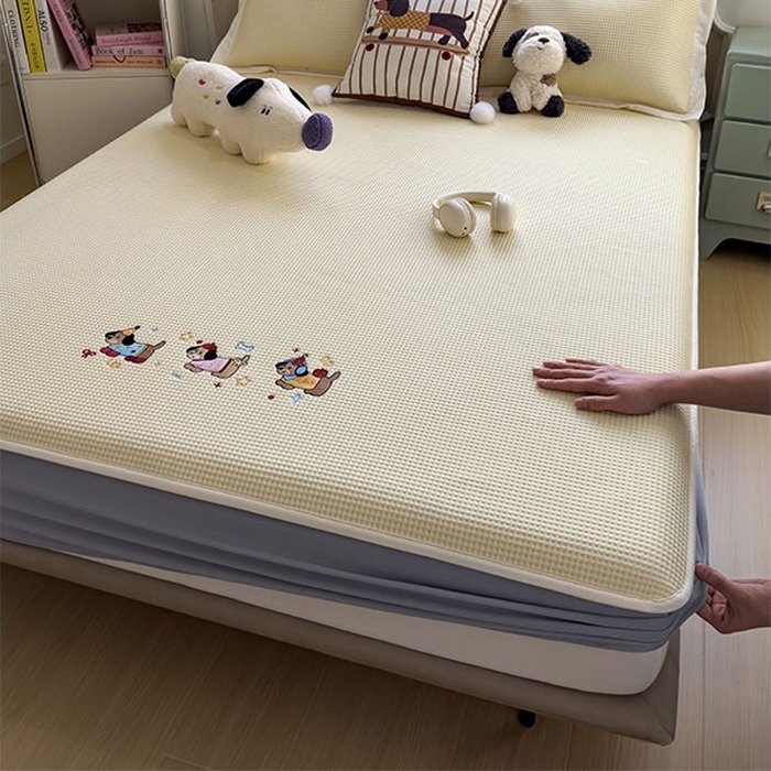 91家纺网 家纺一手货源 找家纺 莱家富 2026新款A类乙纶冰豆豆凉席冰丝席-华夫格绣花床笠 趣味腊肠狗