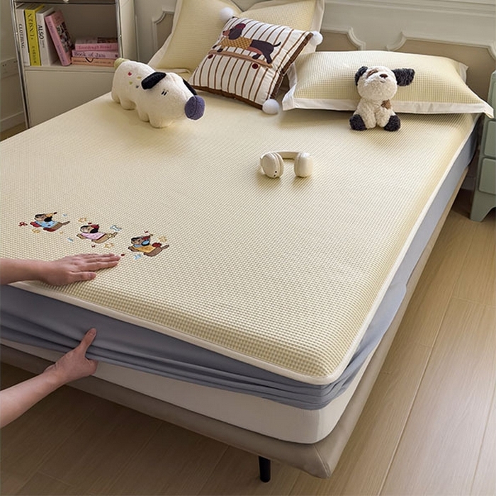 91家纺网 家纺一手货源 找家纺 莱家富 2026新款A类乙纶冰豆豆凉席冰丝席-华夫格绣花床笠 趣味腊肠狗