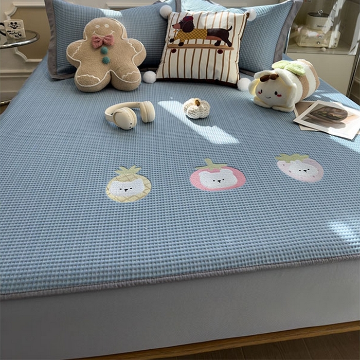 91家纺网 家纺一手货源 找家纺 莱家富 2026新款A类乙纶冰豆豆凉席冰丝席-华夫格绣花床笠 奶冻喵-蓝