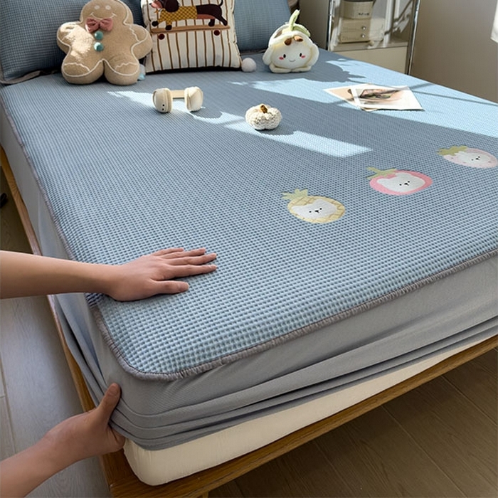 91家纺网 家纺一手货源 找家纺 莱家富 2026新款A类乙纶冰豆豆凉席冰丝席-华夫格绣花床笠 奶冻喵-蓝