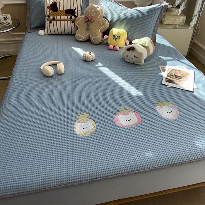 91家纺网 家纺一手货源 找家纺 莱家富 2026新款A类乙纶冰豆豆凉席冰丝席-华夫格绣花床笠 奶冻喵-蓝