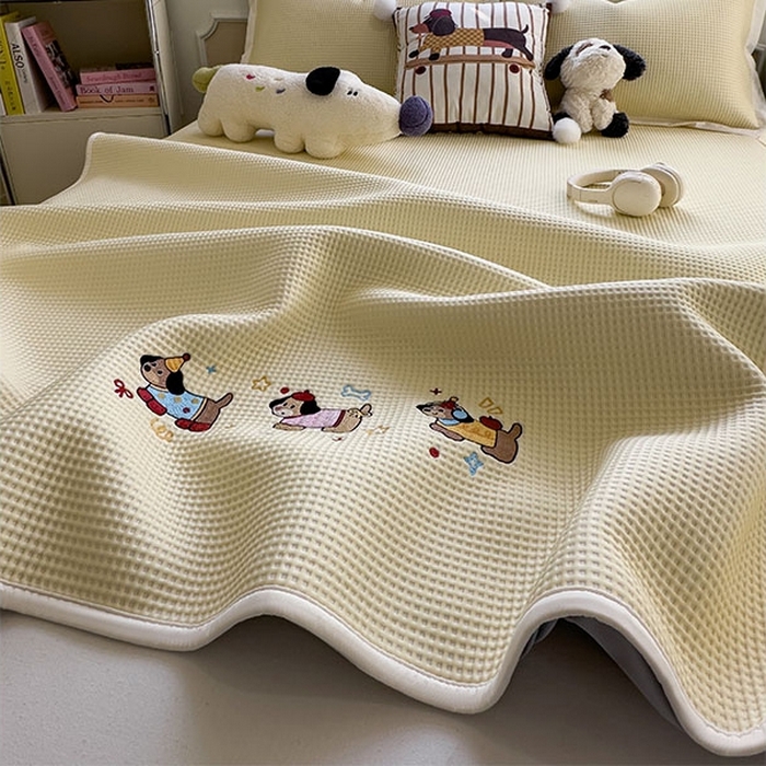 91家纺网 家纺一手货源 找家纺 莱家富 2026新款A类乙纶冰豆豆凉席冰丝席-华夫格绣花床笠 趣味腊肠狗