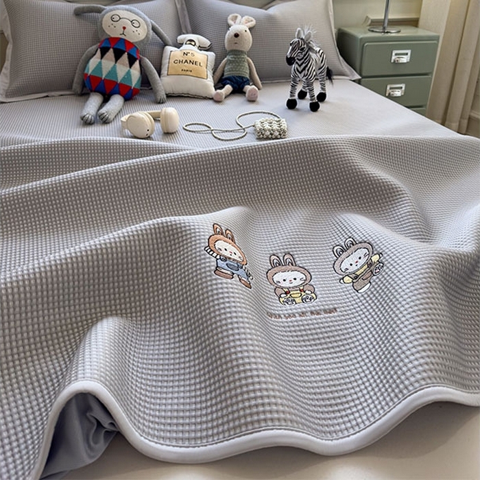 91家纺网 家纺一手货源 找家纺 莱家富 2026新款A类乙纶冰豆豆凉席冰丝席-华夫格绣花床笠 兔免星人