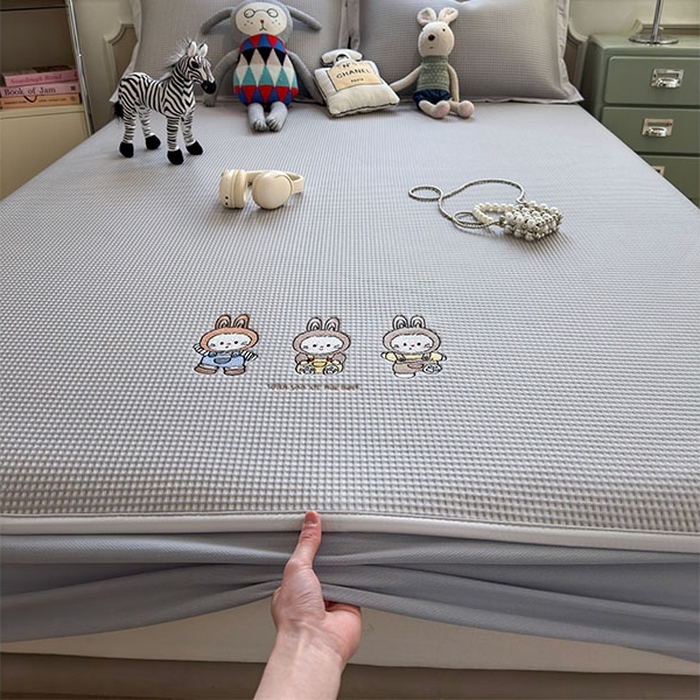 91家纺网 家纺一手货源 找家纺 莱家富 2026新款A类乙纶冰豆豆凉席冰丝席-华夫格绣花床笠 兔免星人