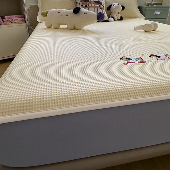 91家纺网 家纺一手货源 找家纺 莱家富 2026新款A类乙纶冰豆豆凉席冰丝席-华夫格绣花床笠 趣味腊肠狗