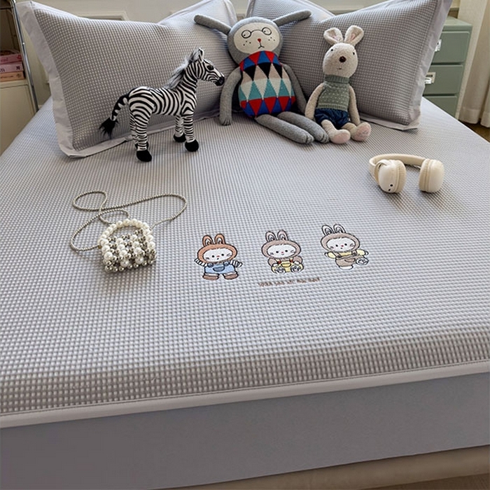 91家纺网 家纺一手货源 找家纺 莱家富 2026新款A类乙纶冰豆豆凉席冰丝席-华夫格绣花床笠 兔免星人