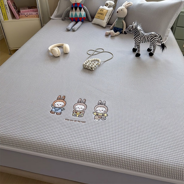 91家纺网 家纺一手货源 找家纺 莱家富 2026新款A类乙纶冰豆豆凉席冰丝席-华夫格绣花床笠 兔免星人