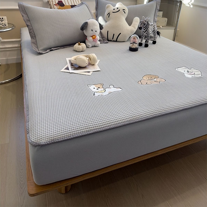 91家纺网 家纺一手货源 找家纺 莱家富 2026新款A类乙纶冰豆豆凉席冰丝席-华夫格绣花床笠 躺躺岛-灰