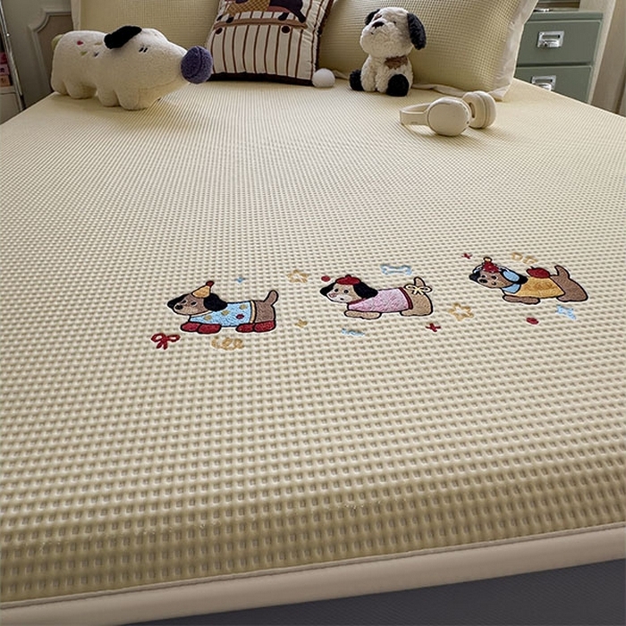 91家纺网 家纺一手货源 找家纺 莱家富 2026新款A类乙纶冰豆豆凉席冰丝席-华夫格绣花床笠 趣味腊肠狗