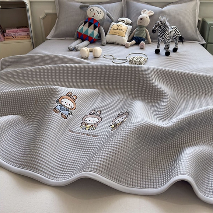 91家纺网 家纺一手货源 找家纺 莱家富 2026新款A类乙纶冰豆豆凉席冰丝席-华夫格绣花床笠 兔免星人