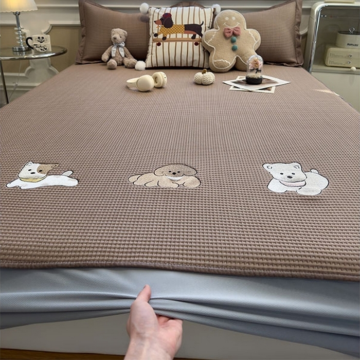 91家纺网 家纺一手货源 找家纺 莱家富 2026新款A类乙纶冰豆豆凉席冰丝席-华夫格绣花床笠 躺躺岛-咖