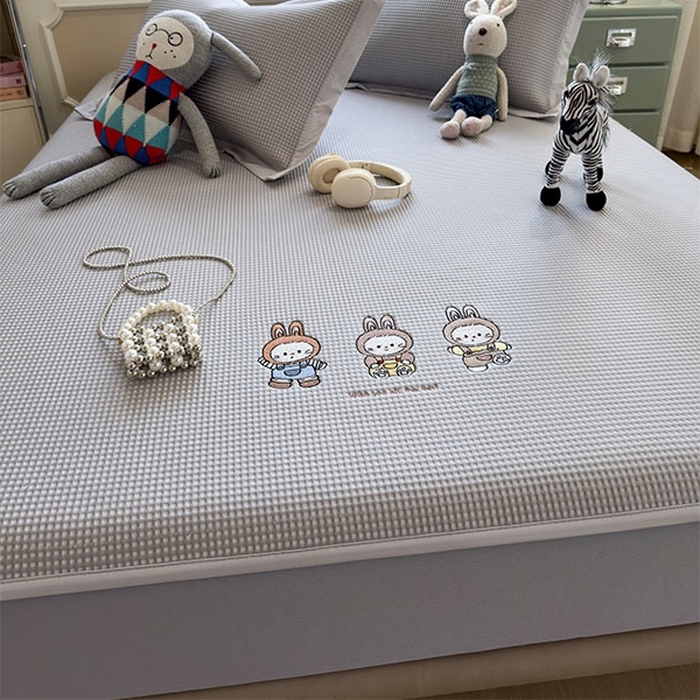 91家纺网 家纺一手货源 找家纺 莱家富 2026新款A类乙纶冰豆豆凉席冰丝席-华夫格绣花床笠 兔免星人